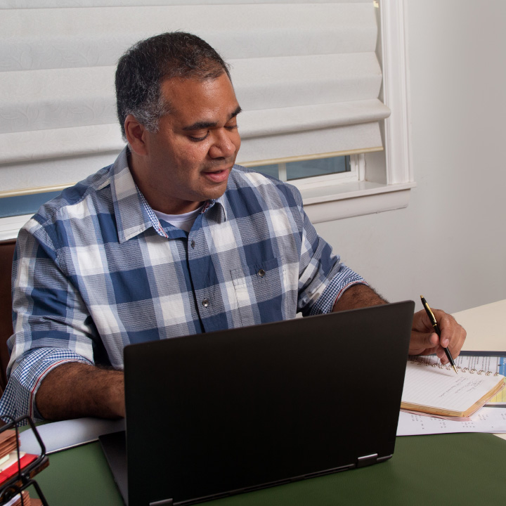 Man purchasing life insurance online